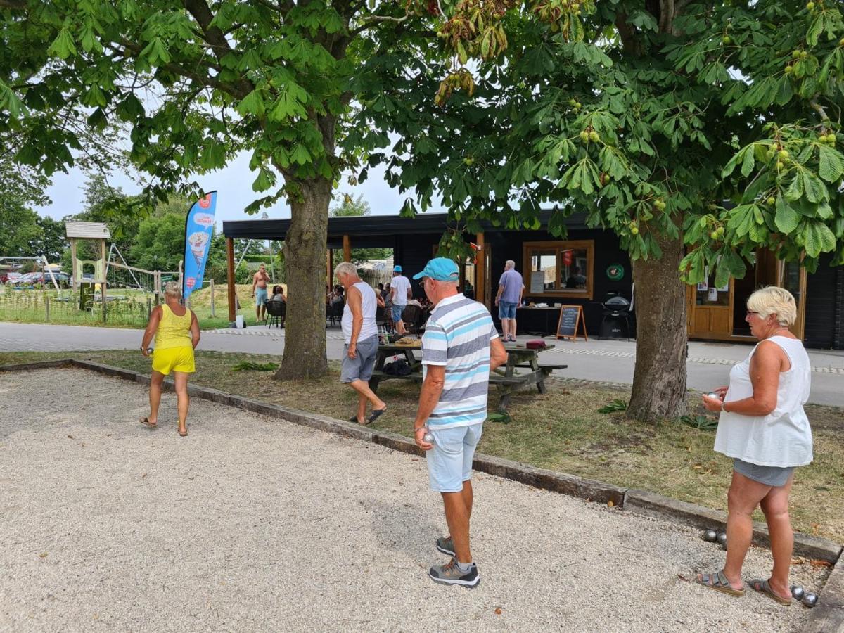 Chalet 575 op Recreatiepark De Wielen Sint Maarten Buitenkant foto